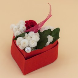 boite florale en cœur rouge