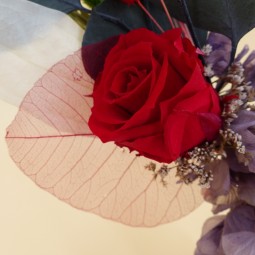 composition florale saint valentin rose rouge stabilisée "cœur à prendre"