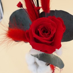 bouquet rose rouge stabilisée et son vase